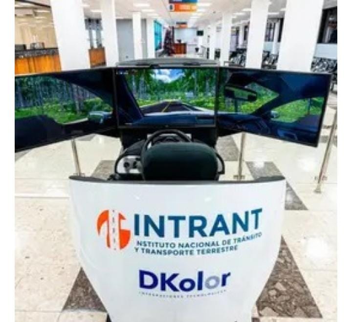 Dekolor se querella en Italia