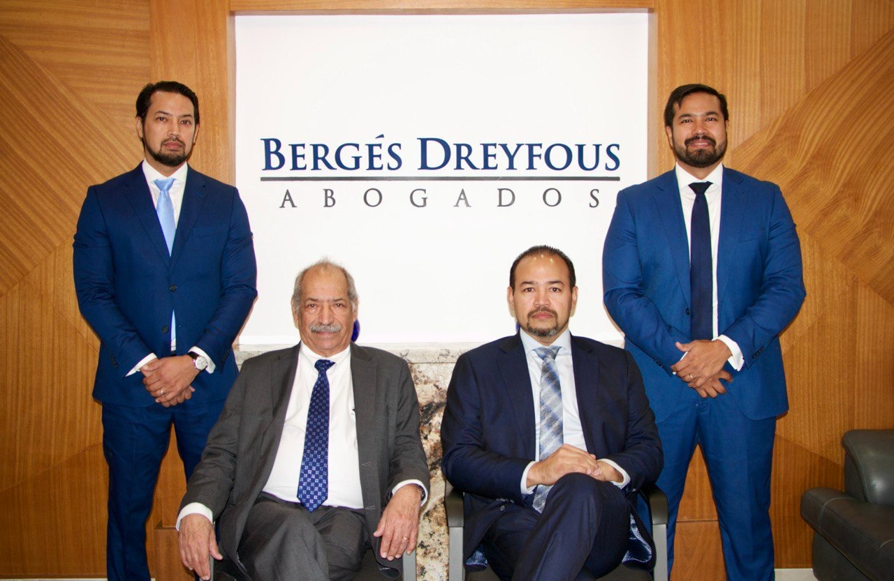"Bergés Dreyfous - Abogados" en la foto: Desde la izquierda Miguel Oscar, Máximo Manuel hijo, Máximo Manuel padre y Mario Alejandro.